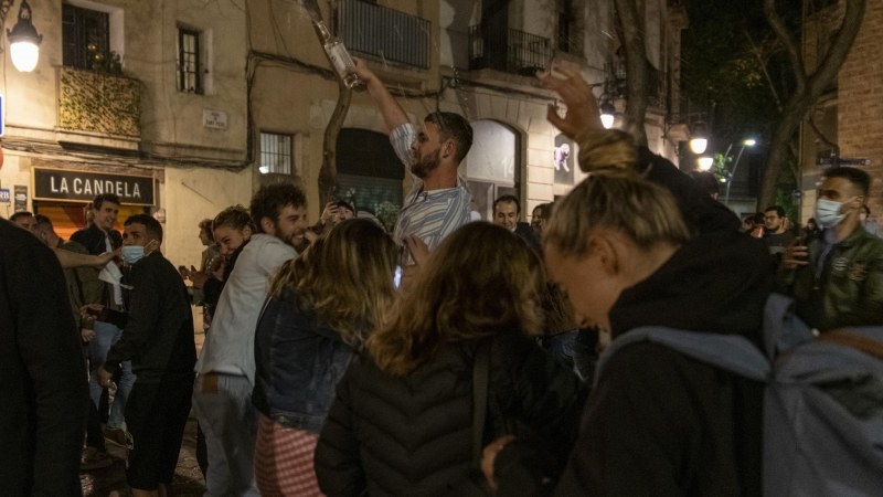 Imagen de archivo de varias personas celebrando un botellón en las calles de Barcelona. - EUROPA PRESS