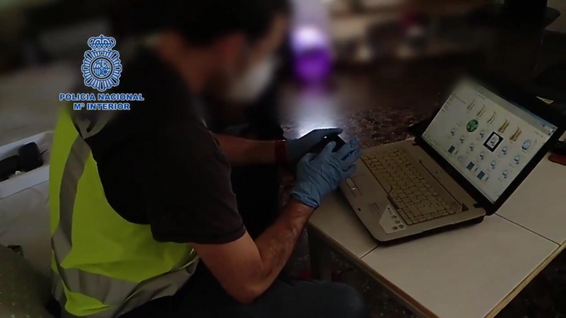 Agentes de la Policía Nacional registran los dispositivos electrónicos del pederasta, en Benidorm. - Policía Nacional