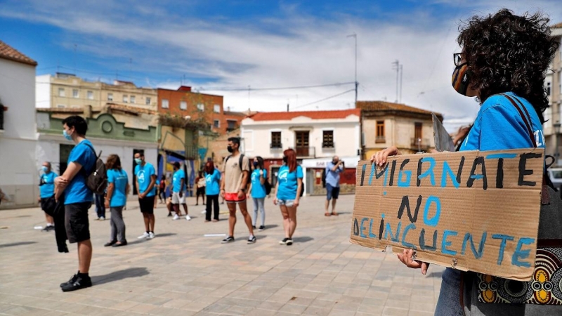 Varias decenas de personas se reúnen en la plaza de Patraix para reclamar al gobierno su regularización, este domingo en València. - EFE