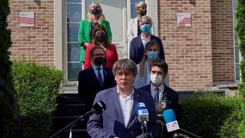 El expresident Carles Puigdemont, atiende a la prensa frente la Casa de la República, en Waterloo.