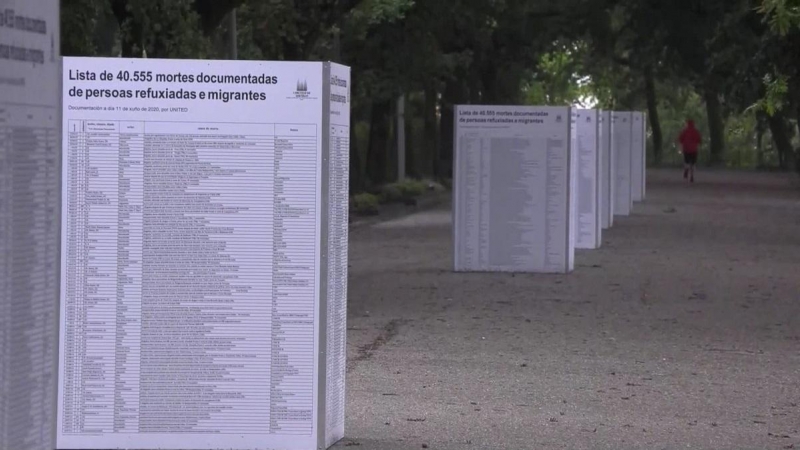 Destrozos en una exposición en Santiago en memoria de refugiados y migrantes.
