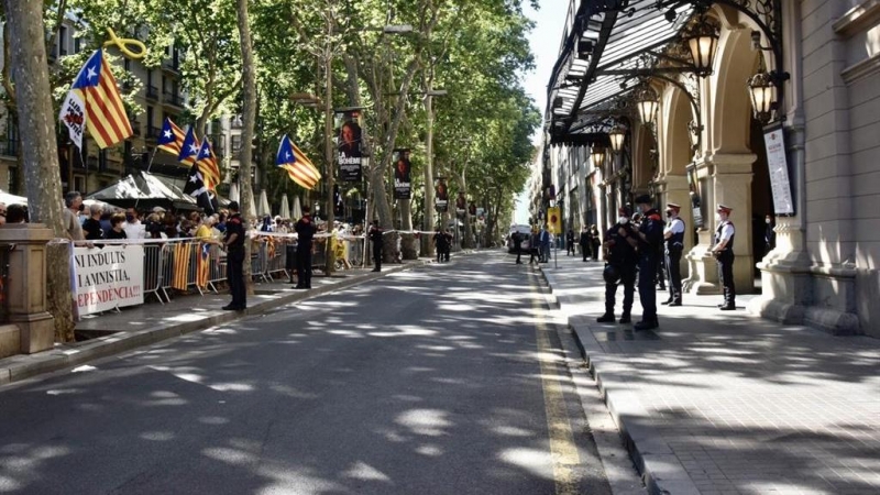 Unas 200 personas se concentran contra el acto de Sánchez en Barcelona