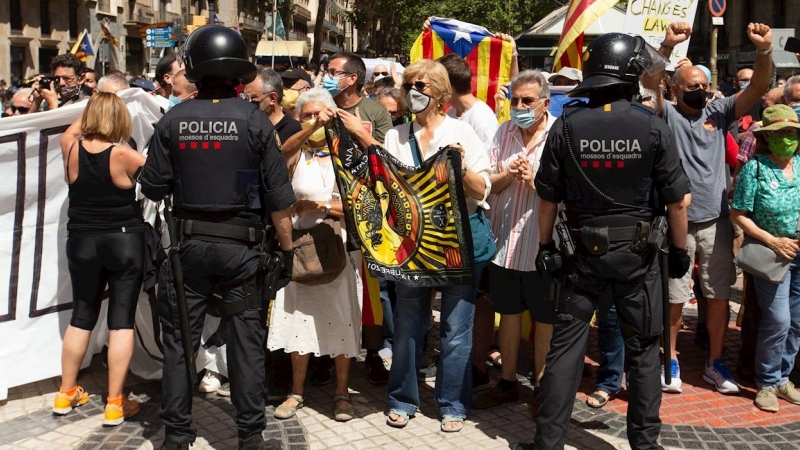 Imagen de la concentración en el exterior del Liceu de Barcelona.