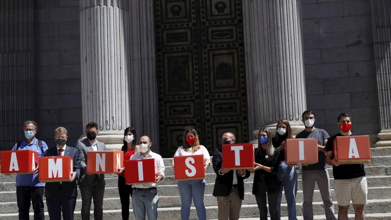 Òmnium Cultural y Amnistia i Llibertat acuden a entregar en el registro firmas para solicitar una Ley de Amnistía para los presos del procés, este lunes, en el Congreso de los Diputados en Madrid.