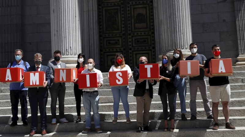 Òmnium Cultural y Amnistia i Llibertat acuden a entregar en el registro firmas para solicitar una Ley de Amnistía para los presos del procés, este lunes, en el Congreso de los Diputados en Madrid.