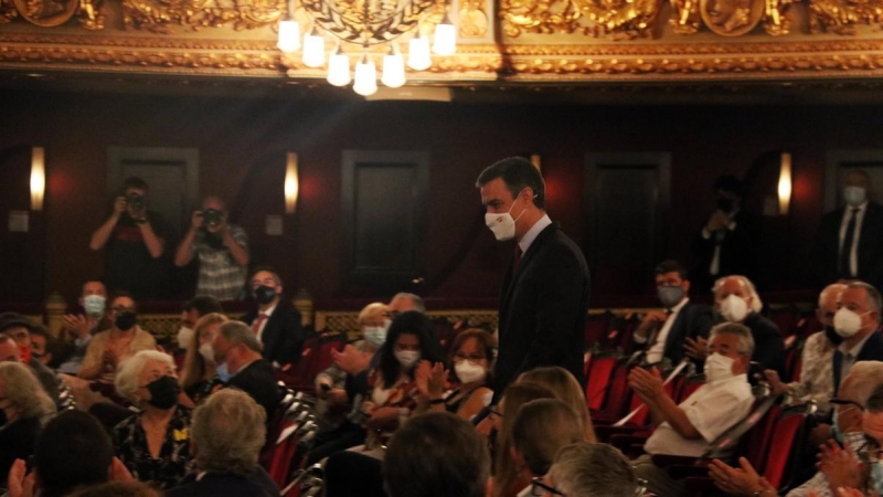 El president del govern espanyol, Pedro Sánchez, aplaudit a la seva entrada a la platea del Liceu, abans de la seva conferència. Dilluns 21 de juny de 2021