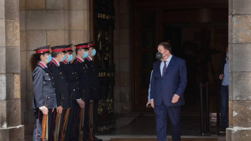 El líder de ERC, Oriol Junqueras, sale del Parlament tras la investidura del candidato de su partido como nuevo presidente de la Generalitat