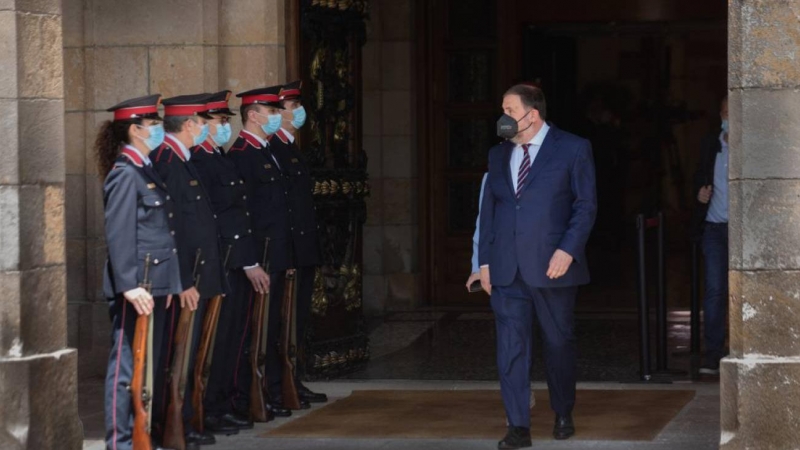 El líder de ERC, Oriol Junqueras, sale del Parlament tras la investidura del candidato de su partido como nuevo presidente de la Generalitat