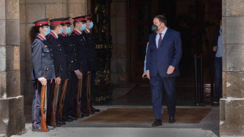 El líder de ERC, Oriol Junqueras, sale del Parlament tras la investidura del candidato de su partido como nuevo presidente de la Generalitat