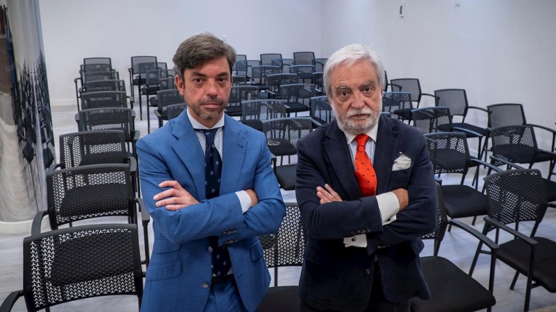 Antonio Sarabia (d), el abogado del primer divorcio que se formalizó en España el 7 de septiembre de 1981, junto a su socio e hijo Diego Sarabia (i) durante una entrevista con la Agencia Efe.