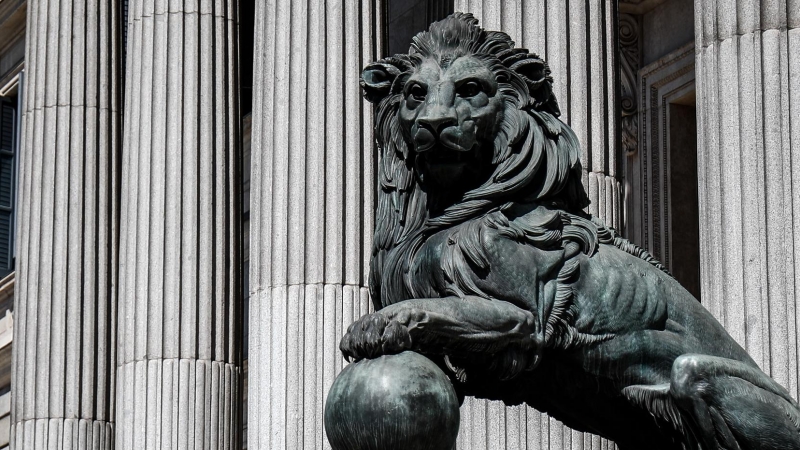 Fachada del Congreso de los Diputados de Madrid con sus emblemáticos leones.