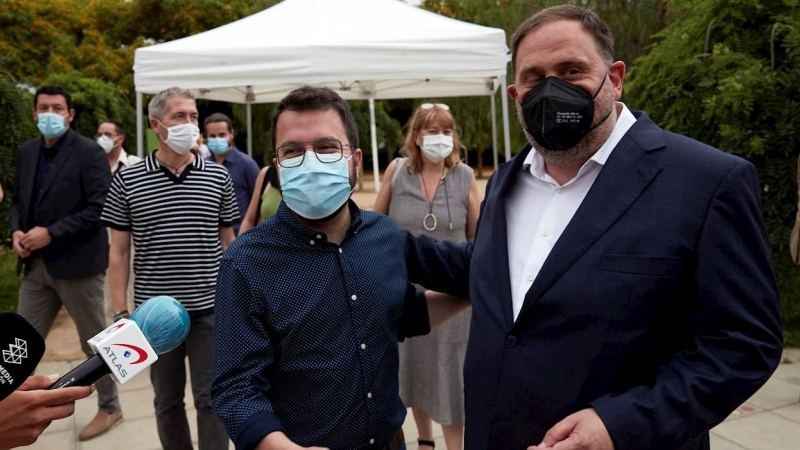 El presidente de ERC, Oriol Junqueras, acompañado por el presidente de la Generalitat, Pere Aragones, presenta su último libro 'Contra l'adversitat' este sábado en el Parc Central del Poblenou de Barcelona.