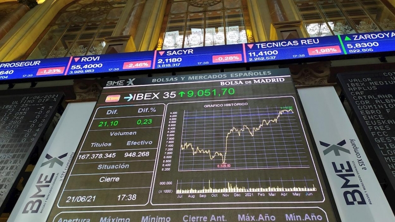 Paneles informativos de la Bolsa Madrid que muestran la evolución del Ibex 35. EFE/ Vega Alonso