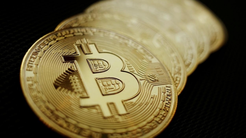 Representación de la criptomoneda Bitcoin. REUTERS/Edgar Su/Illustration
