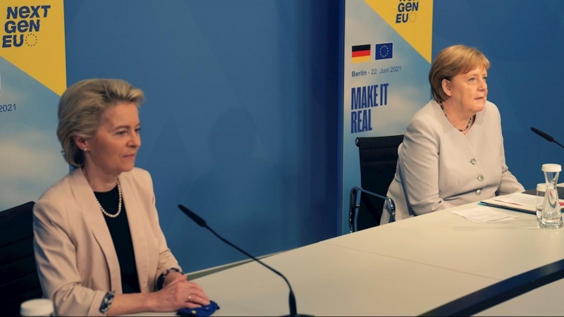 La presidenta de la Comisión Europea, Ursula von der Leyen, junto a la canciller alemana, Angela Merkel, durante una reunión en Berlín este martes.