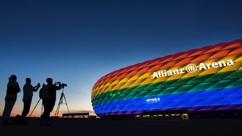 La fachada del  estadio 'Allianz Arena' iluminada con los colores de la bandera LGBTI el 09 de julio de 2016.