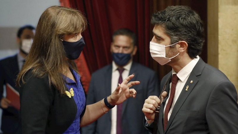 La presidenta del Parlament, Laura Borràs, charla con el vicepresidente del Govern, Jordi Puigneró, durante una sesión de control en la cámara catalana la semana pasada.