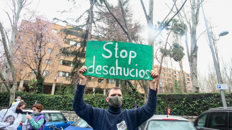 Un hombre con un cartel en el que se lee: `Stop desahucios´ durante una manifestación por el derecho a la Vivienda el pasado febrero