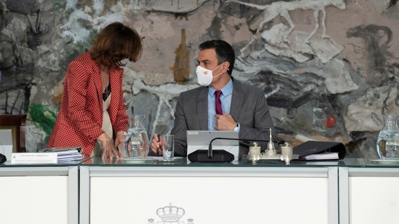 Pedro Sánchez junto a la vicepresidenta Carmen Calvo durante el Consejo de Ministros.