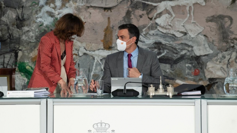 El president del govern espanyol, Pedro Sánchez, amb la vicepresidenta primera, Carmen Calvo, a la reunió del Consell de Ministres que concedeix els indults als presos independentistes, el 22 de juny de 2021