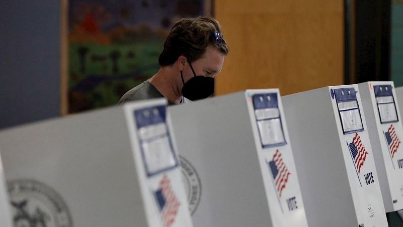 Un hombre vota durante el día de las elecciones primarias en una escuela pública en Bedford-Stuyvesant Brooklyn, Nueva York.