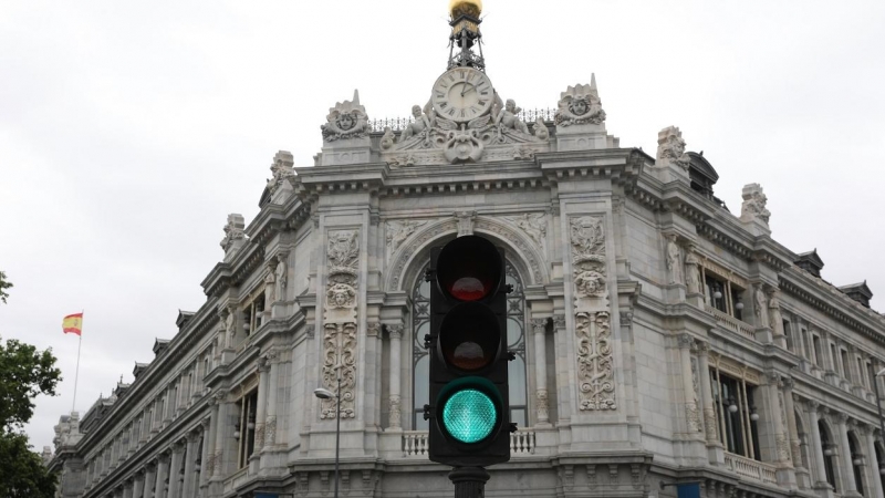 Un semáforo en verde cerca de la sede del Banco de España en Madrid.  E.P./Isabel Infantes