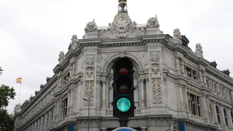 Un semáforo en verde cerca de la sede del Banco de España en Madrid.  E.P./Isabel Infantes