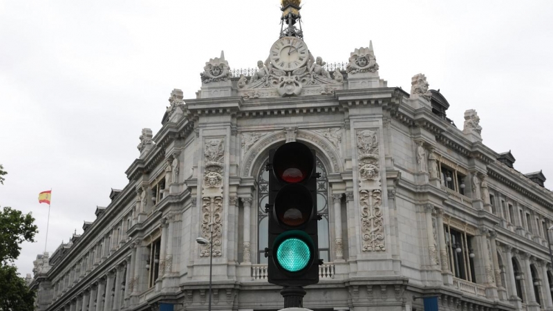 Un semáforo en verde cerca de la sede del Banco de España en Madrid.  E.P./Isabel Infantes