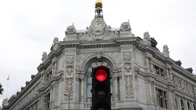 Un semáforo en rojo cerca de la sede del Banco de España en Madrid. E.P./Isabel Infantes.