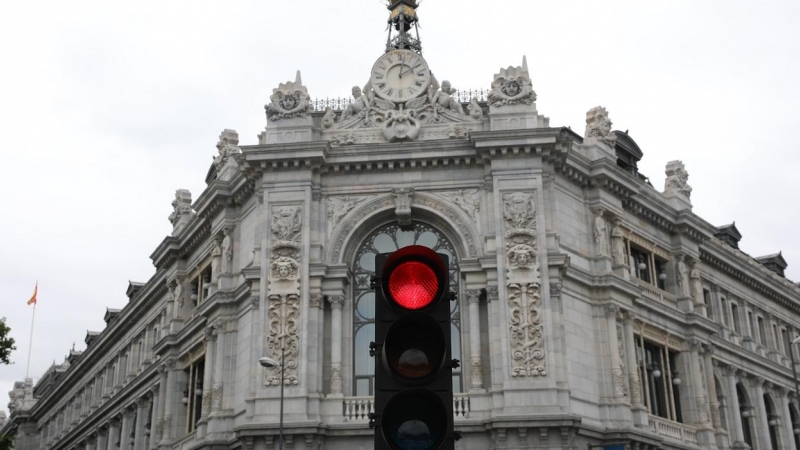 Un semáforo en rojo cerca de la sede del Banco de España en Madrid. E.P./Isabel Infantes.