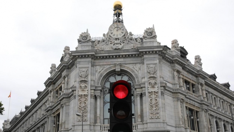 Un semáforo en rojo cerca de la sede del Banco de España en Madrid. E.P./Isabel Infantes.