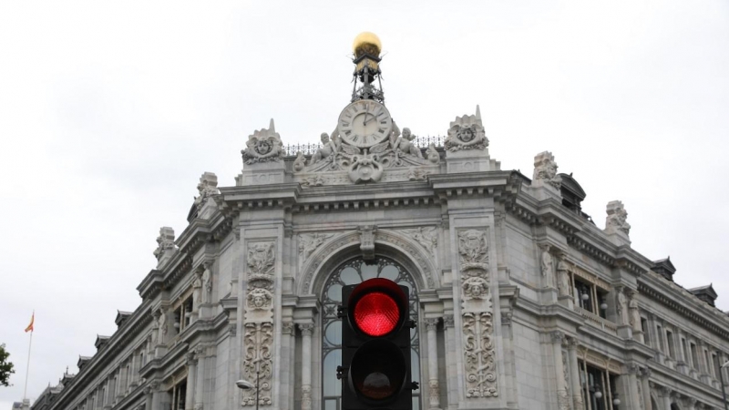 Un semáforo en rojo cerca de la sede del Banco de España en Madrid. E.P./Isabel Infantes.