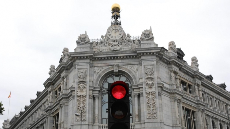 Un semáforo en rojo cerca de la sede del Banco de España en Madrid. E.P./Isabel Infantes.