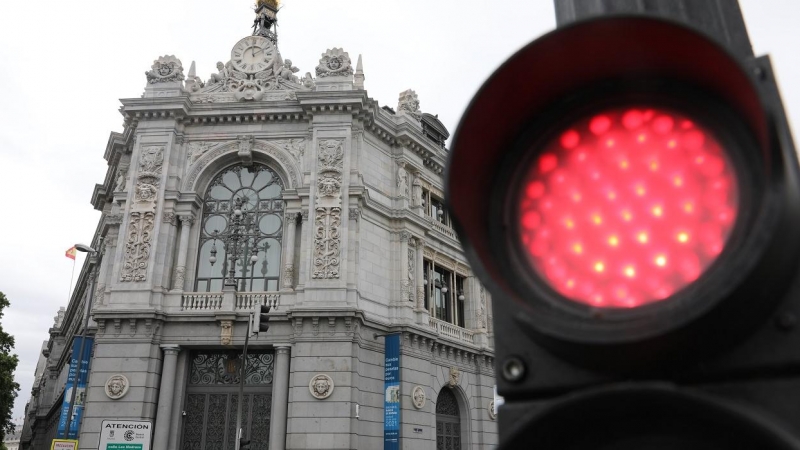 Un semáforo en rojo cerca de la sede del Banco de España en Madrid. E.P./Isabel Infantes