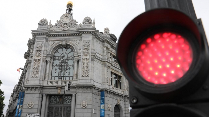 Un semáforo en rojo cerca de la sede del Banco de España en Madrid. E.P./Isabel Infantes