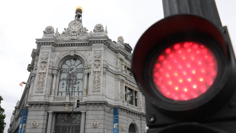 Un semáforo en rojo cerca de la sede del Banco de España en Madrid. E.P./Isabel Infantes
