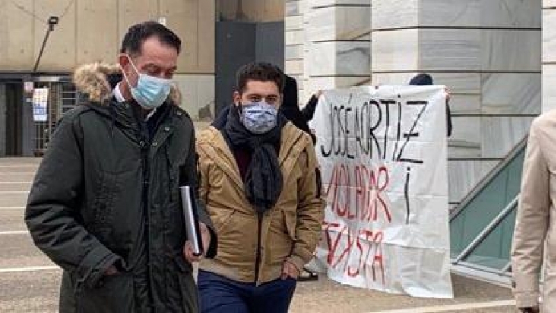 José Antonio Ortiz Cambray, a la izquierda, a su llegada a los juzgados de Lleida, acompañado de un testigo