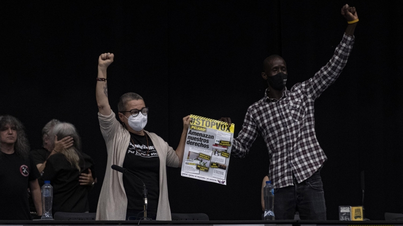 La diputada de Esquerra María Carvalho junto a Serigne Mbayé, en un momento del acto.