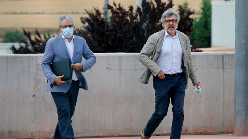 Los abogados de varios de los presos Francesc Homs y Jordi Pina a su llegada este martes al Centro Penitenciario de Lledoners.