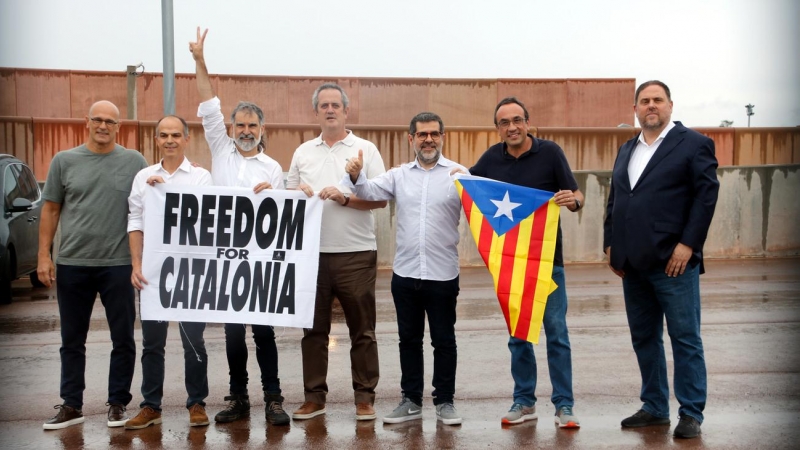 Pla general dels set presos independentistes de Lledoners a les portes del centre penitenciari. Imatge del 23 de juny del 2021