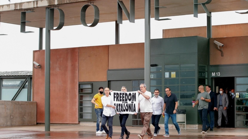 Los presos del procés sostienen una pancarta donde se lee 'Freedom for Catalonia' (Libertad para Catalunya)