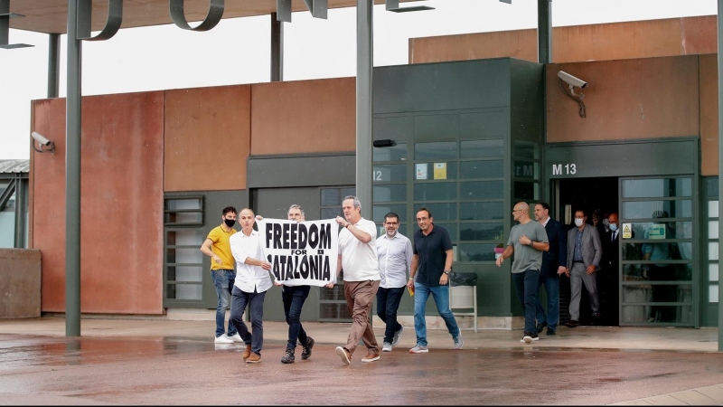 Los presos del procés sostienen una pancarta donde se lee 'Freedom for Catalonia' (Libertad para Catalunya)