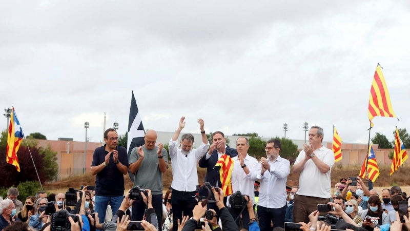 Los presos independentistas saludan a los simpatizantes que se han congregado a las puertas del centro Penitenciario de Lledoners