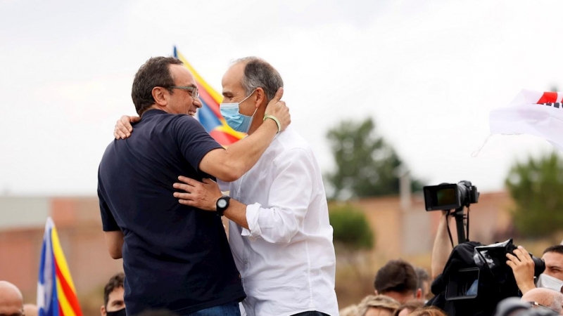 Los exconsellers Josep Rull y Jordi Turull (d) se abrazan ante los simpatizantes
