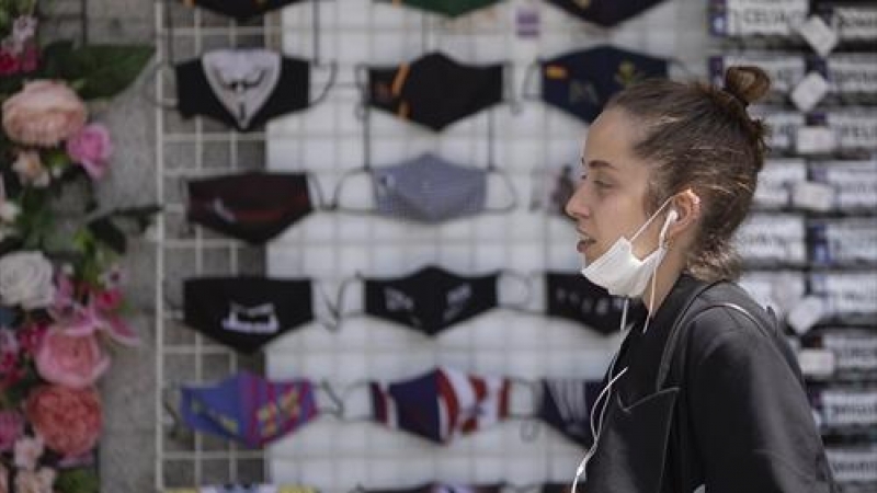 Una mujer con la mascarilla bajada, en la Puerta del Sol, a 18 de junio de 2021, en Madrid.