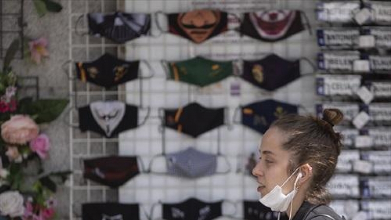 Una mujer con la mascarilla bajada, en la Puerta del Sol, a 18 de junio de 2021, en Madrid.