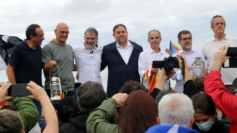 El set dirigents independentistes al final de l'acte després de sortir indultats de la presó de Lledoners.