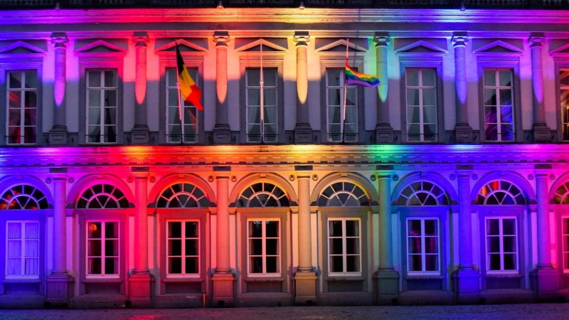 Fachada del Palacio Egmont iluminada por la bandera LGBTQ+ para conmemorar el Día Internacional contra la Homofobia.