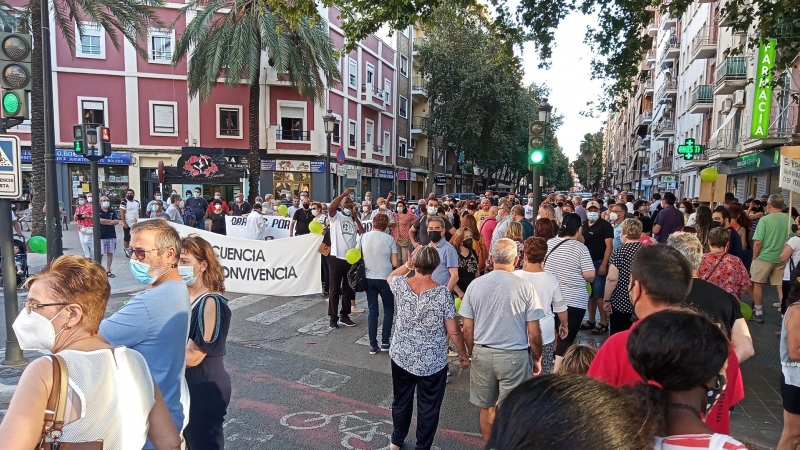 Desenes de veïns van mobilitzar-se a Orriols contra la inseguretat d'aquest barri valencià.