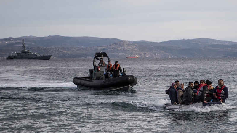 28 de febrero de 2020, Grecia, Lesbos: un bote salvavidas con refugiados llega a la isla griega de Lesbos